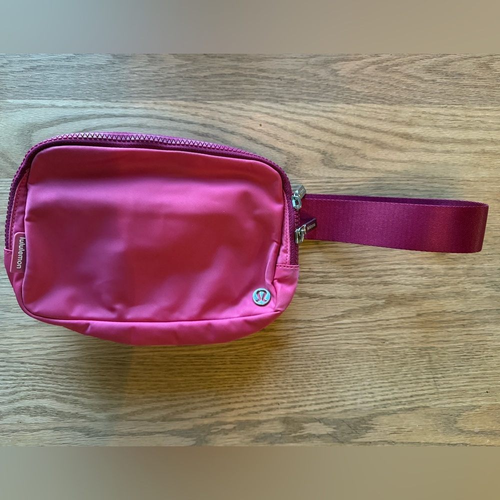 Lululemon everywhere belt bag sonic pink 2l